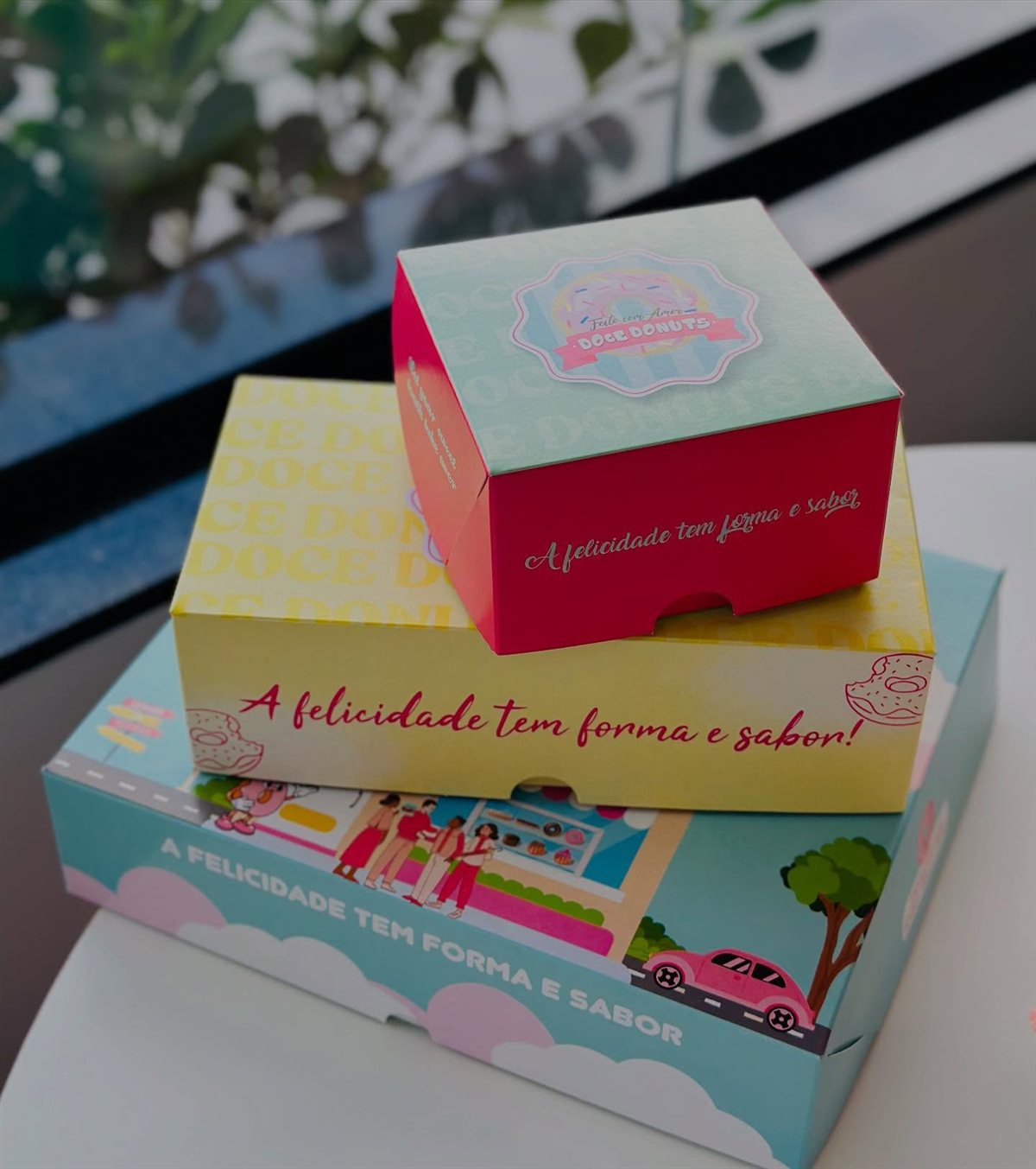 Três caixas presente Doce Donuts empilhadas, tamanhos e cores diferentes