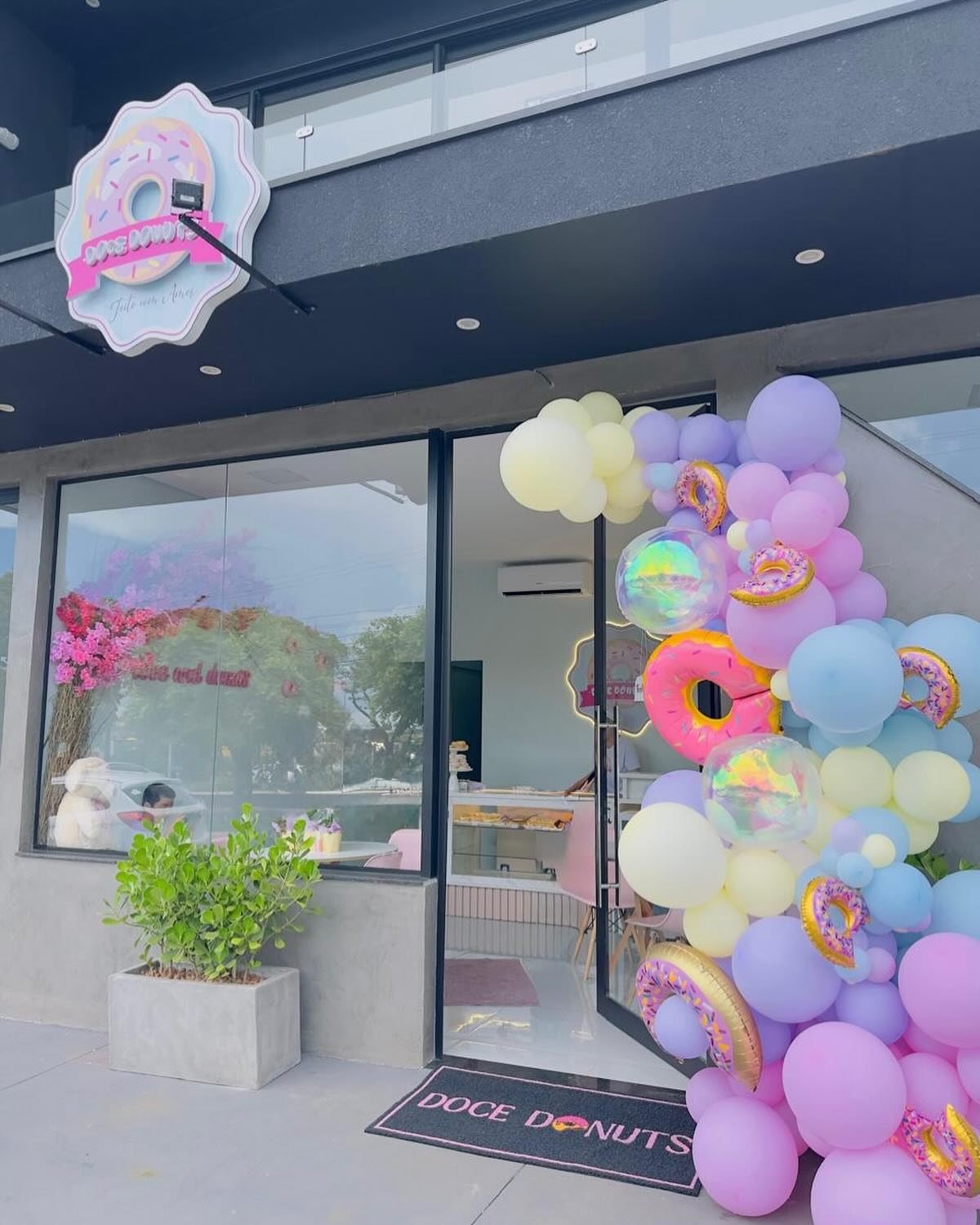 Fachada da loja Doce Donuts em Ivinhema, com letreiro redondo e balões decorativos na entrada