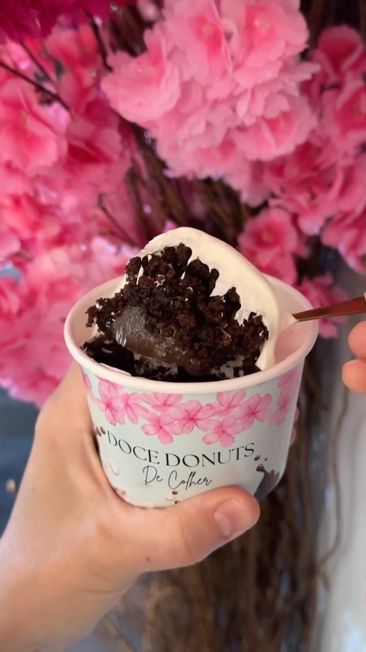 Torta de colher sabor chocolate, sendo servida em pote da Doce Donuts